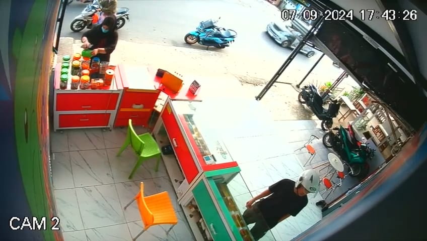 Sebelum Mencuri dan Terekam CCTV Konter, Bule Berjilbab dan Rekannya Kerap Keliaran di Pasar Ujung