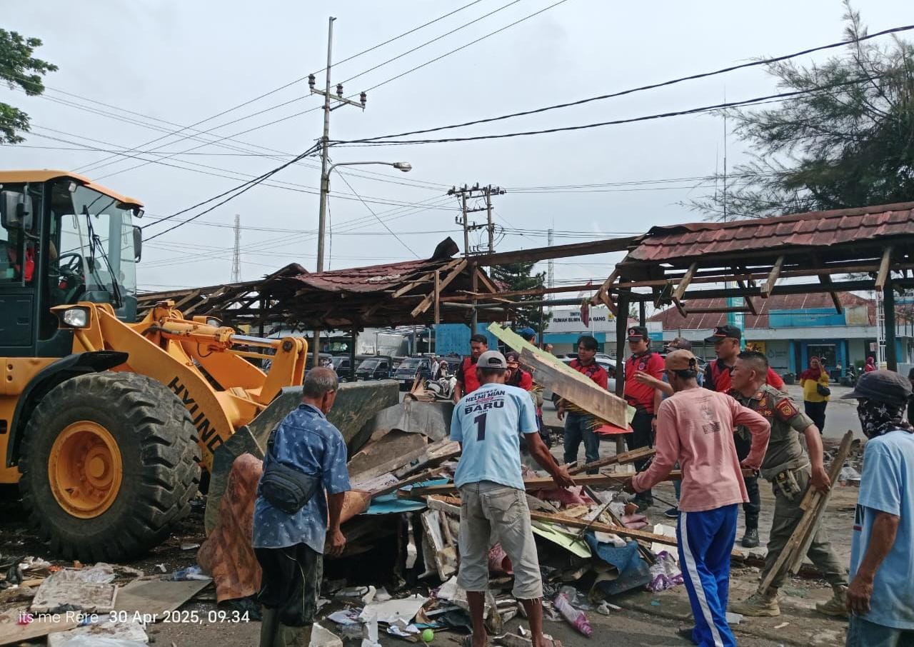 Kerahkan Buldozer dan Ratusan Personel Gabungan, Lapak Pedagang Resmi Dibongkar!