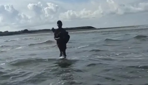 Terungkap Fakta Dibalik Video Viral Pria Berjalan di Atas Air Laut Pantai Alue Naga Kota Banda Aceh