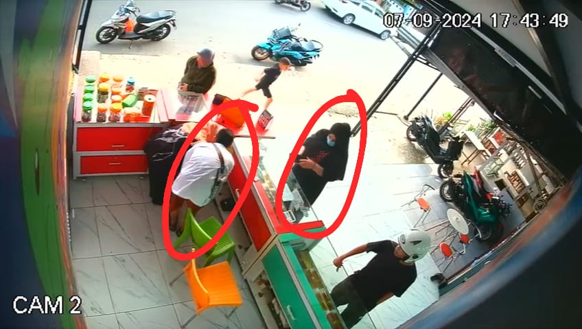 Bule Berjilbab Diduga Mencuri dan Terekam CCTV Konter di Kepahiang!