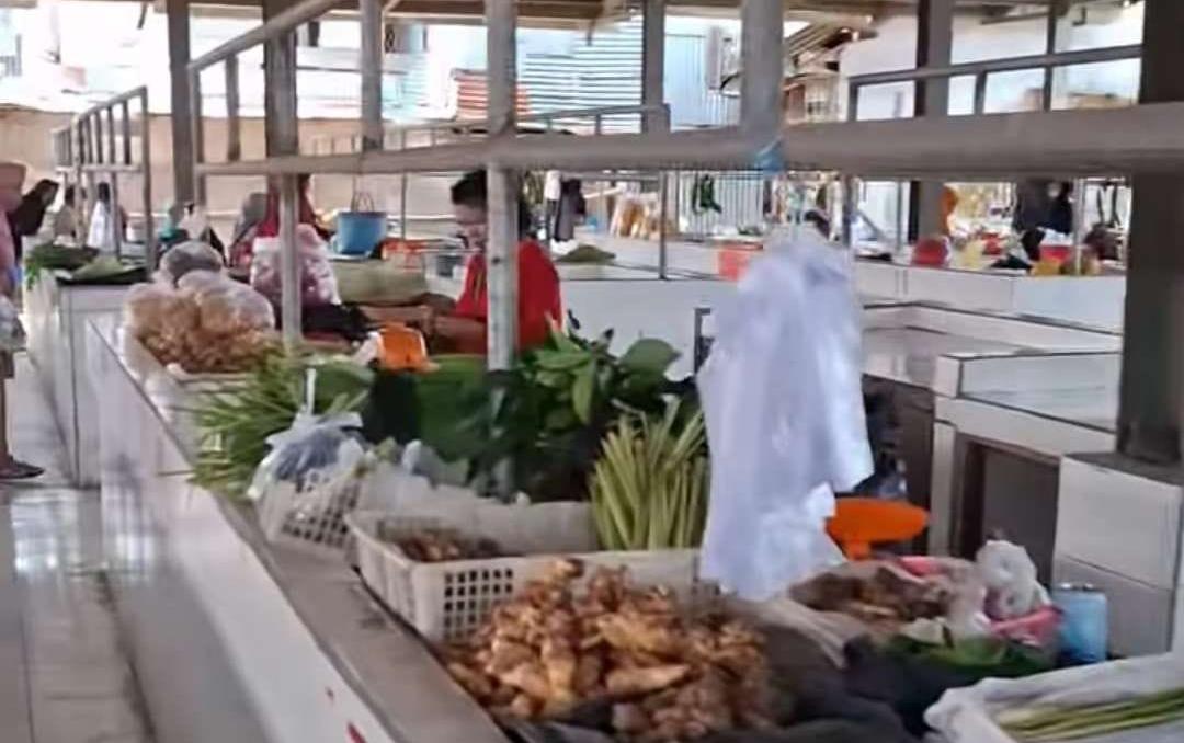 Harga Melonjak Tinggi,  Muncul Fenomena Pedagang Pelit Kasih Plastik!