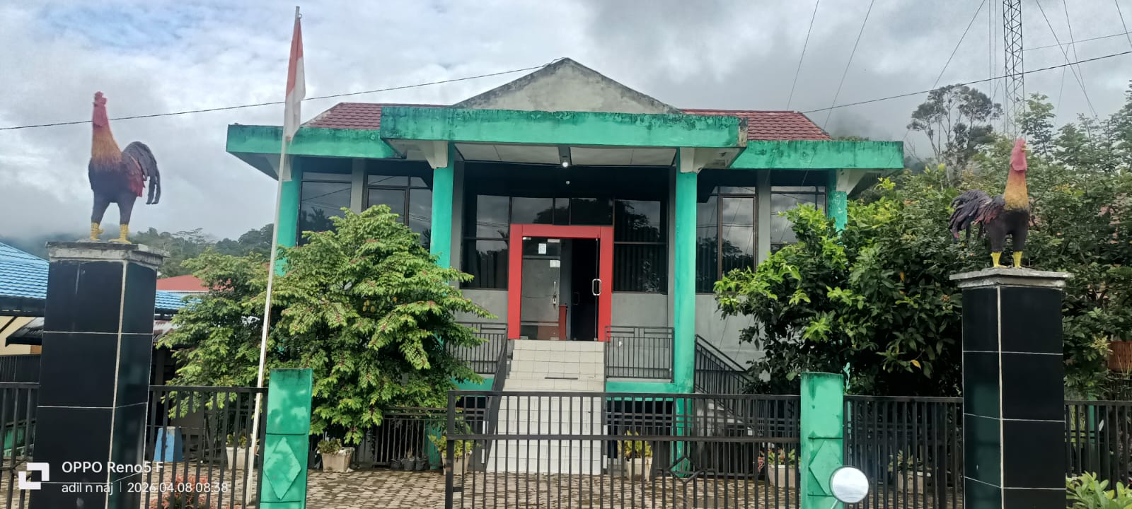 Simbol 2 Ayam Jago yang Berdiri di Gerbang Balai Desa Tebat Monok, Ini Maknanya