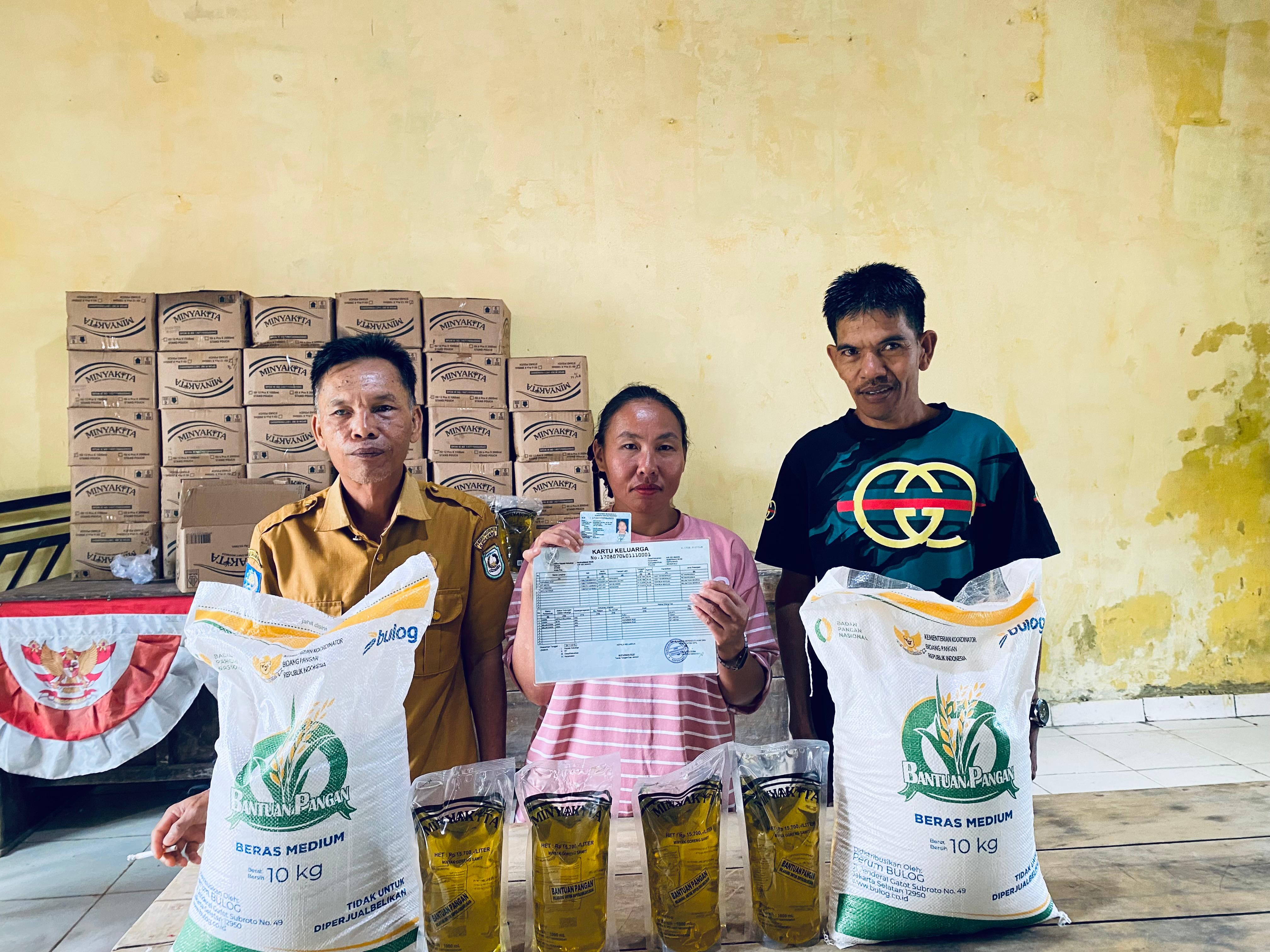 Pemdes Air Selimang Salurkan Bantuan Beras dan Minyak Goreng