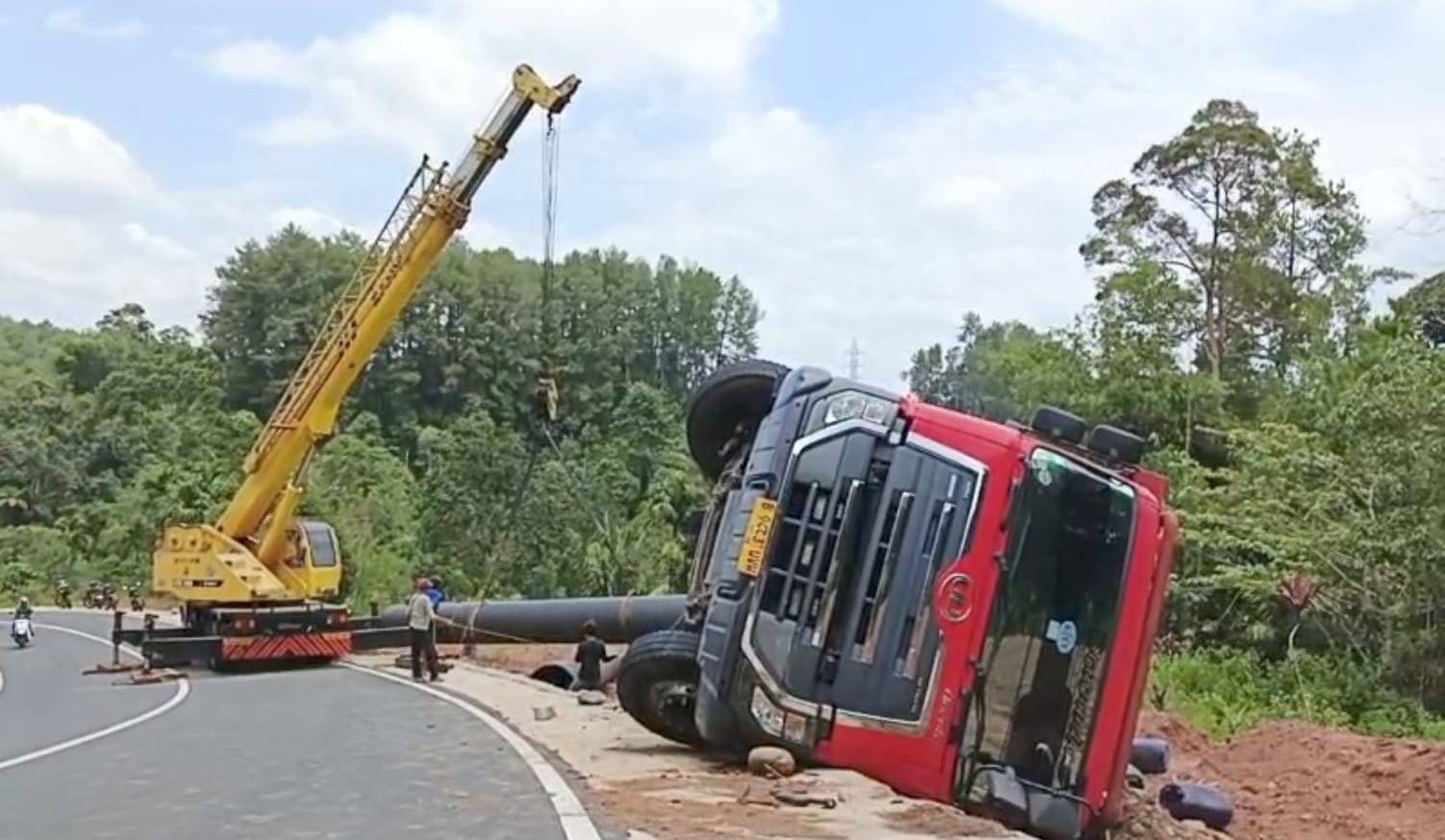 Evakuasi Truk Pipa Besi Butuh Penanganan Khusus, Jalan Ring Road Terpaksa Ditutup!