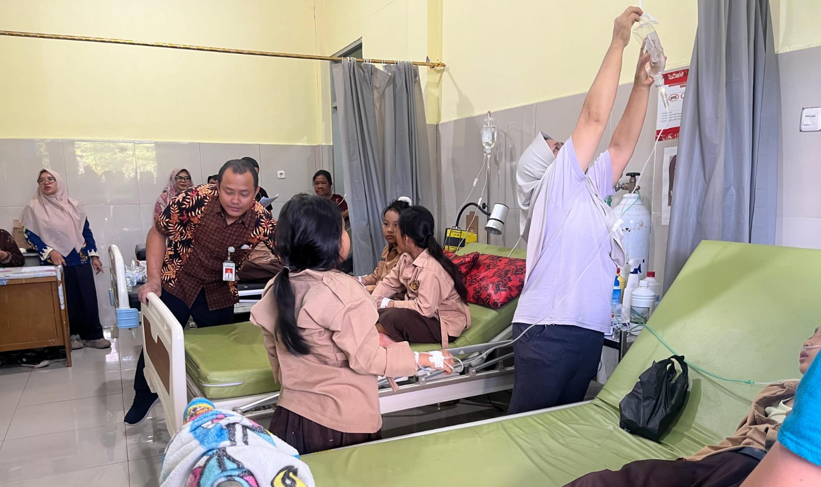Tinjau Pelajar Korban Keracunan, Dikbud Minta Penyaluran MBG Sesuai SOP!