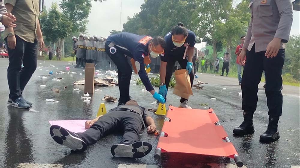 HEBOH! KPU Kepahiang Diserbu Massa, Ada Yang Tumbang dan Polisi Lepaskan Tembakkan Gas Air Mata