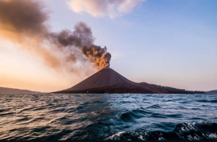 Gunung Anak Krakatau Erupsi 4 Kali Dalam Sehari, Masyarakat Diminta Waspada!