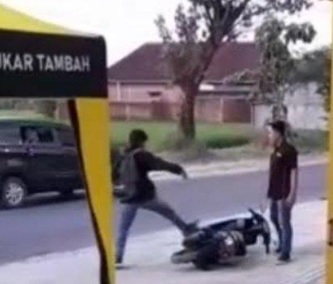 Cek Fakta: Video Viral Anak Ngamuk di Dealer Motor Karena Ayahnya Salah Membeli Motor 