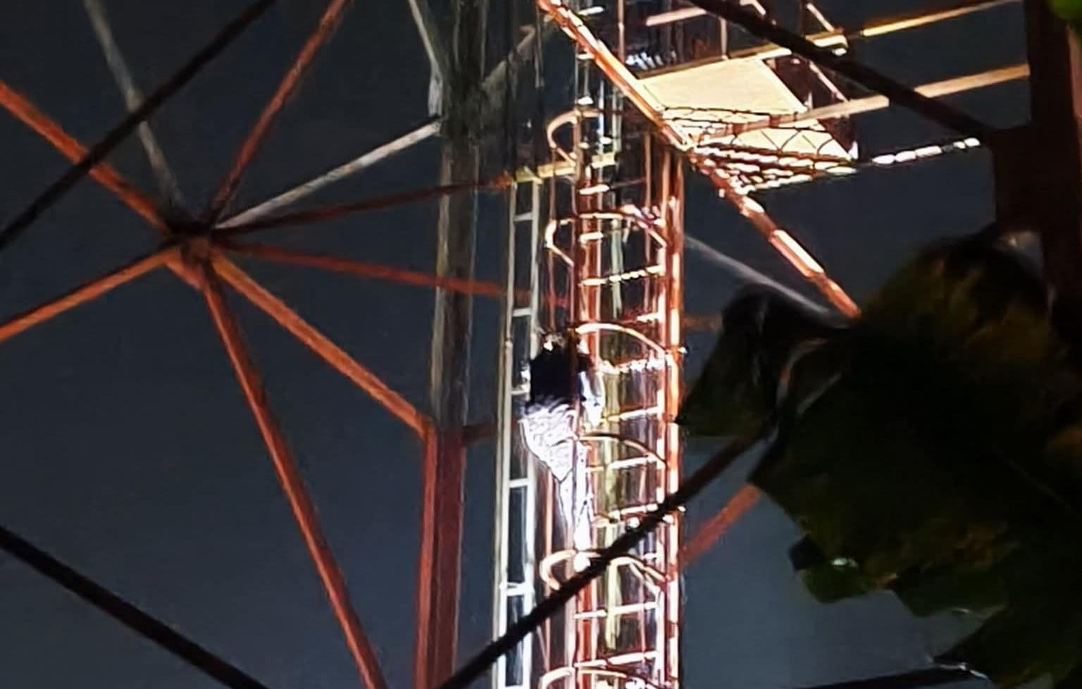 Buat Geger, Seorang Perempuan di Kepahiang Naik Tower