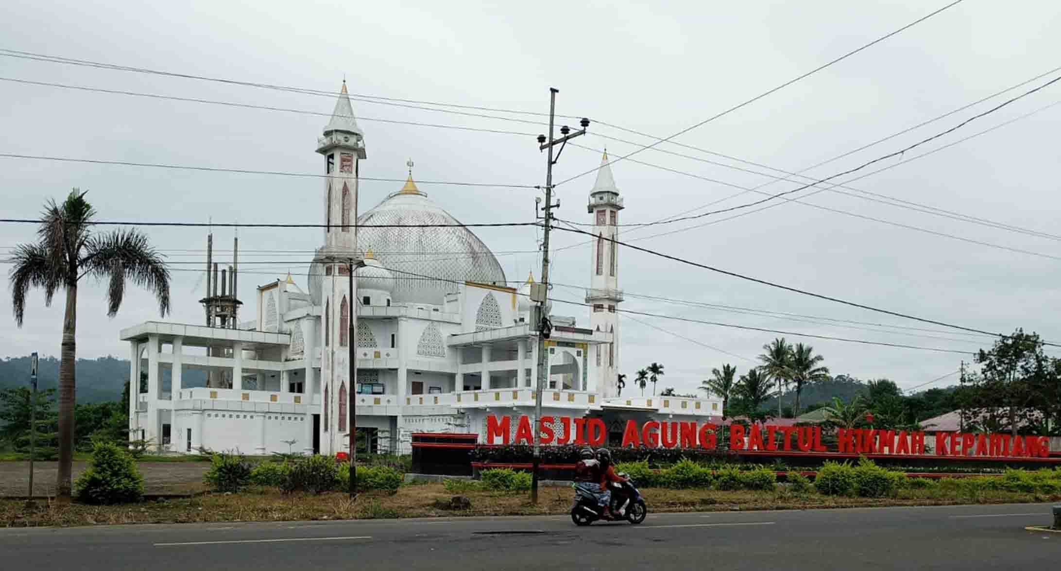 BAHAYA! 2 Menara Masjid Agung Segera Dirobohkan