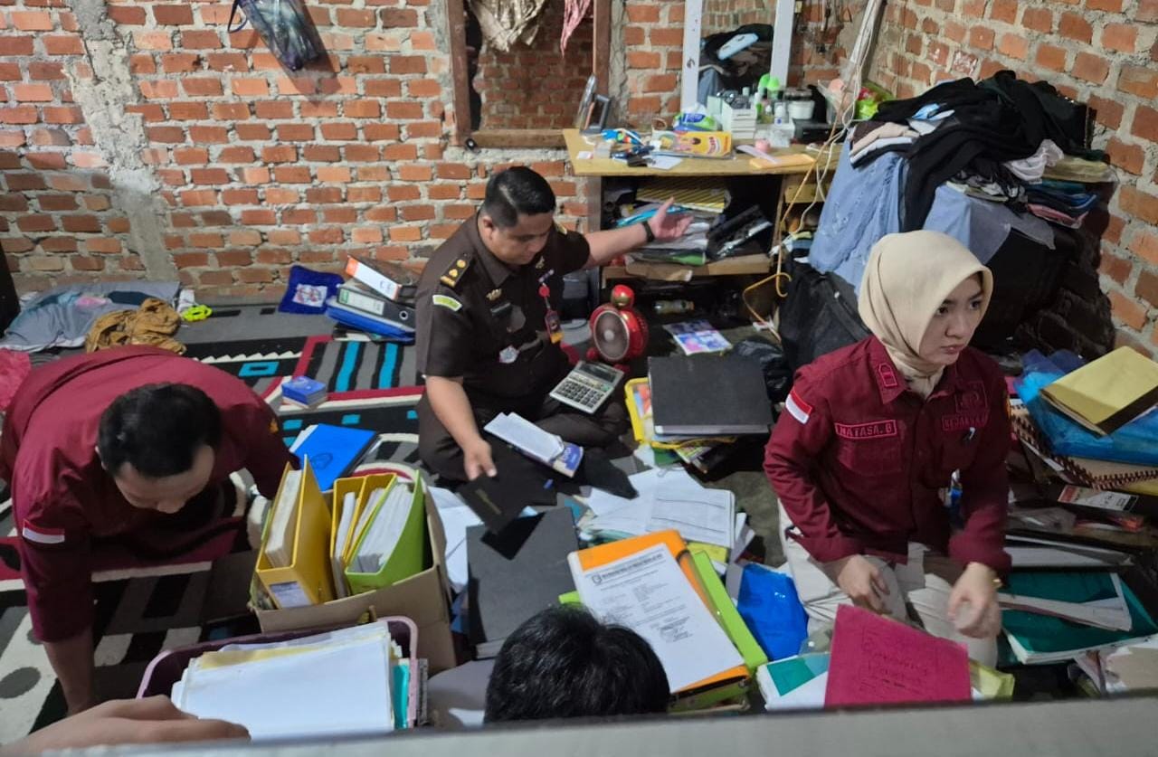 BREAKING NEWS: Rumah Kades, Sekdes dan Bendahara Desa Air Pesi Digeledah Jaksa!
