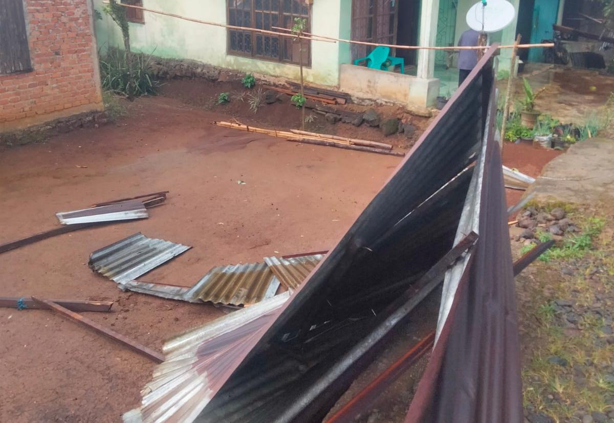 Puting Beliung Terjang Sosokan Taba, 28 Rumah Warga Rusak Diterjang Angin Kencang 