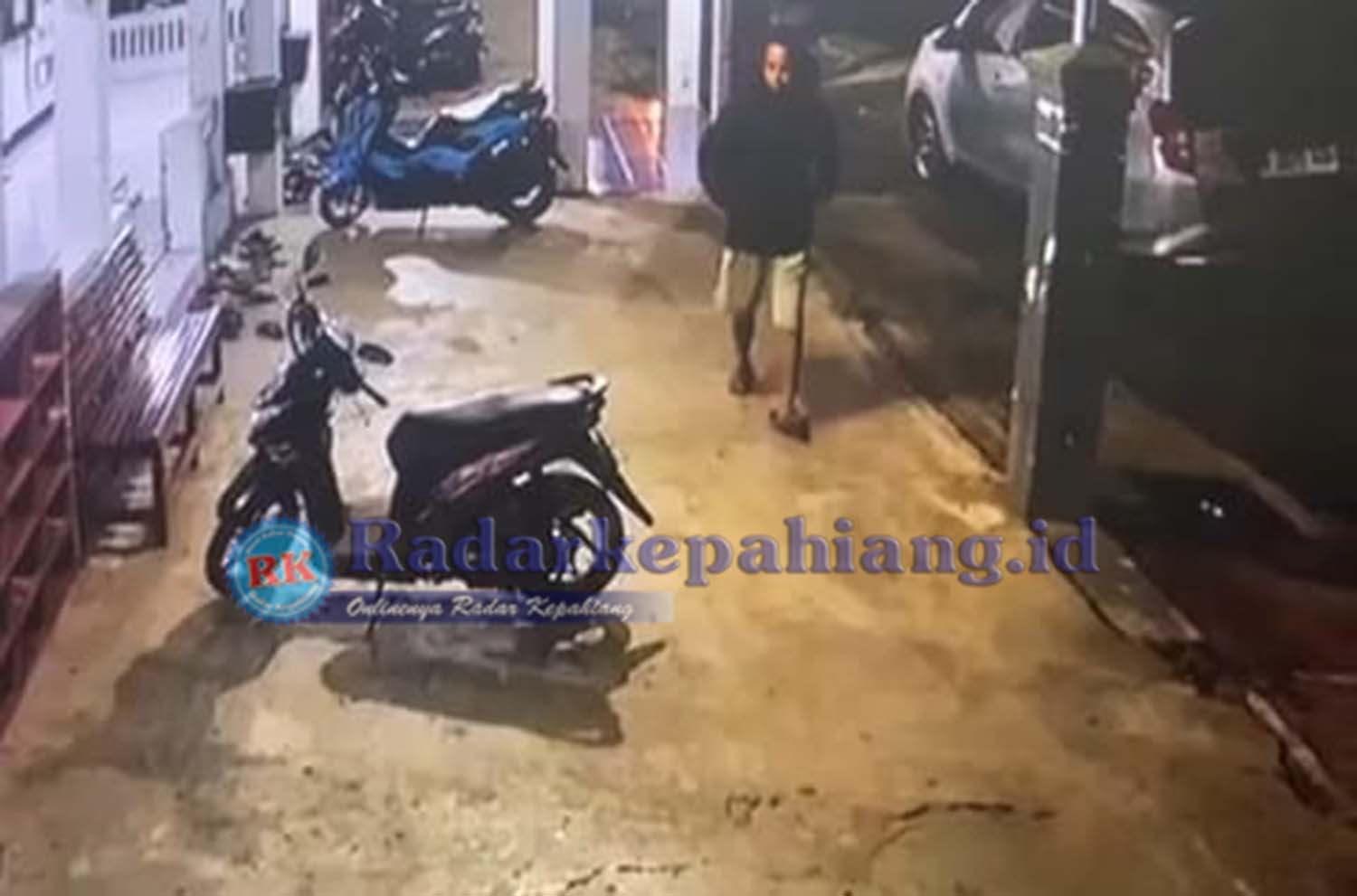 Siapa Tau Kenal, Ini Penampakan Pelaku Curanmor Yang Terekam CCTV Saat Beraksi di Masjid Nurul Huda Tebat Mono