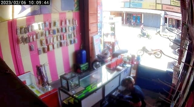 Terduga Pelaku Maling Uang di Konter Terekam CCTV