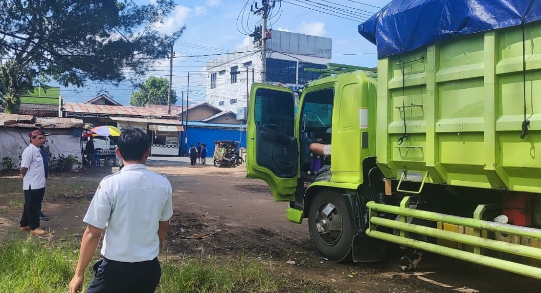 Kecam Truk Batu Bara Mangkal di Terminal Merigi, Edwar Samsi: Kami Keberatan!