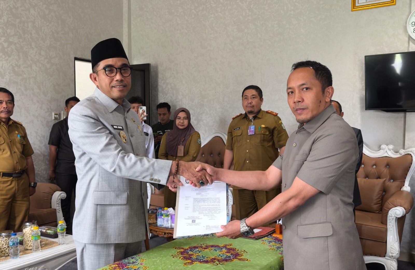 Sempat Dibebastugaskan, Mantan Sekretaris DPRD Kepahiang Dilantik Sebagai Staf Ahli