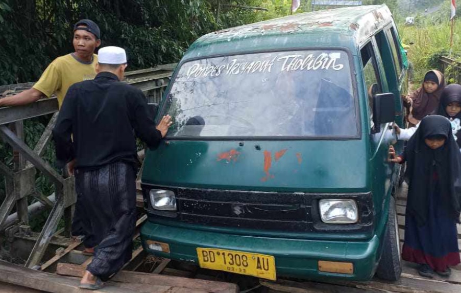 Jembatan Penghubung Desa Taba Padang Ambruk, Mobil Santri Jadi Korban!