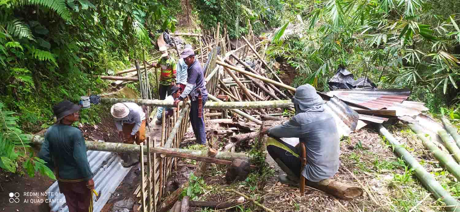 Gotong Royong Perbaiki Irigasi Air Kah