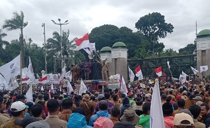 Demo di Jalan Gatot Subroto, Ini Sederet Tuntutan Perangkat Desa yang Mendesak Presiden Jokowi!