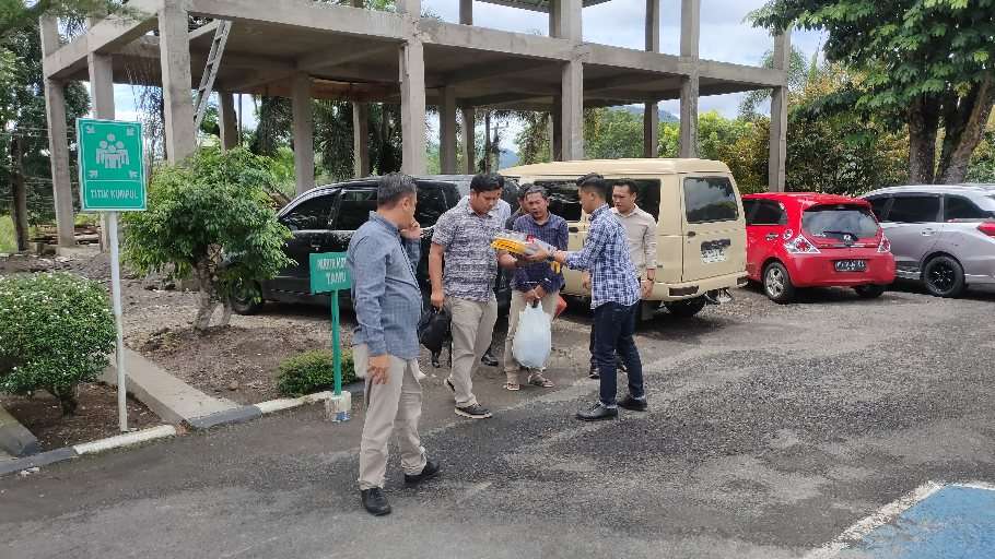 Terlibat Kasus Korupsi, Kades dan Bendahara Desa Ini Digiring Polisi ke Jaksa