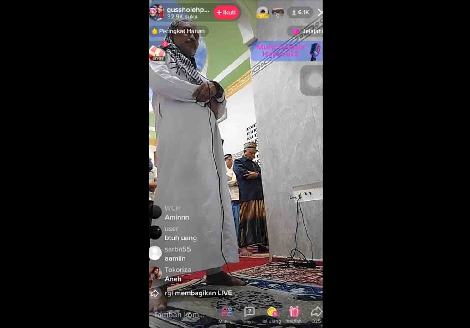 VIRAL!! Gus Sholeh Ustad Imam Salat Tarawih Sambil Live TikTok yang Panen Gift dan Saweran