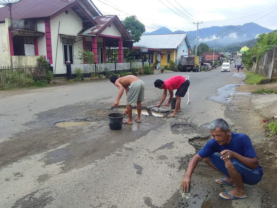 Tak Kunjung Diperbaiki, Warga Tambal  Jalan Provinsi