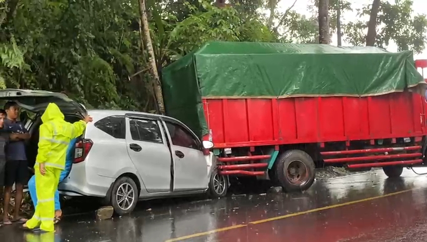 Tak Kuat Menanjak di Tebing Sentral, Truk Angkut Semen Hantam Pengendara Lain