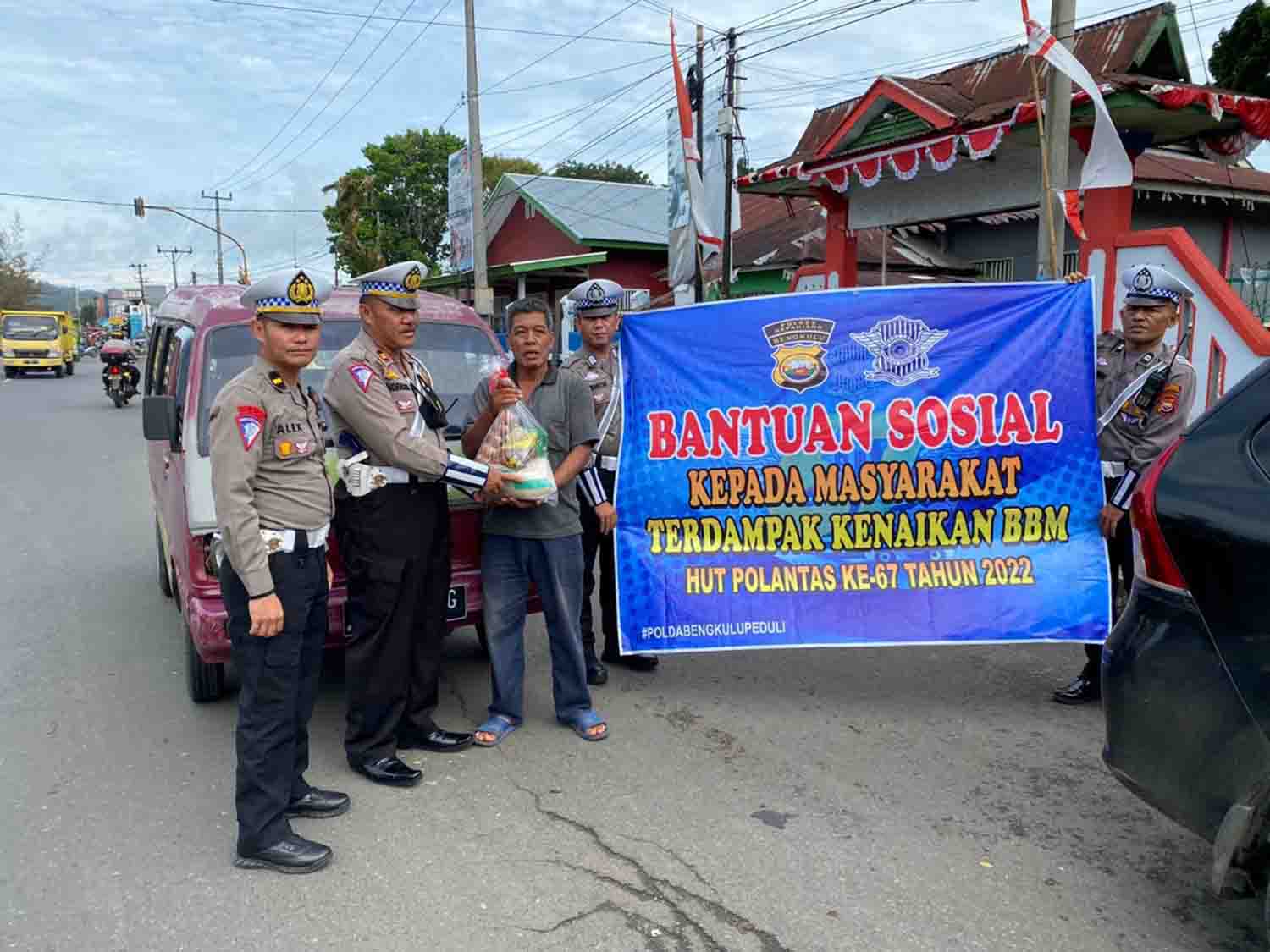 Tukang Ojek dan Sopir Angkot Dapat Sembako 