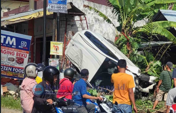 NGERI! Begini Kronologis Kecelakaan Toyota Avanza yang Menghantam 2 Motor 1 Ruko di Bengkulu