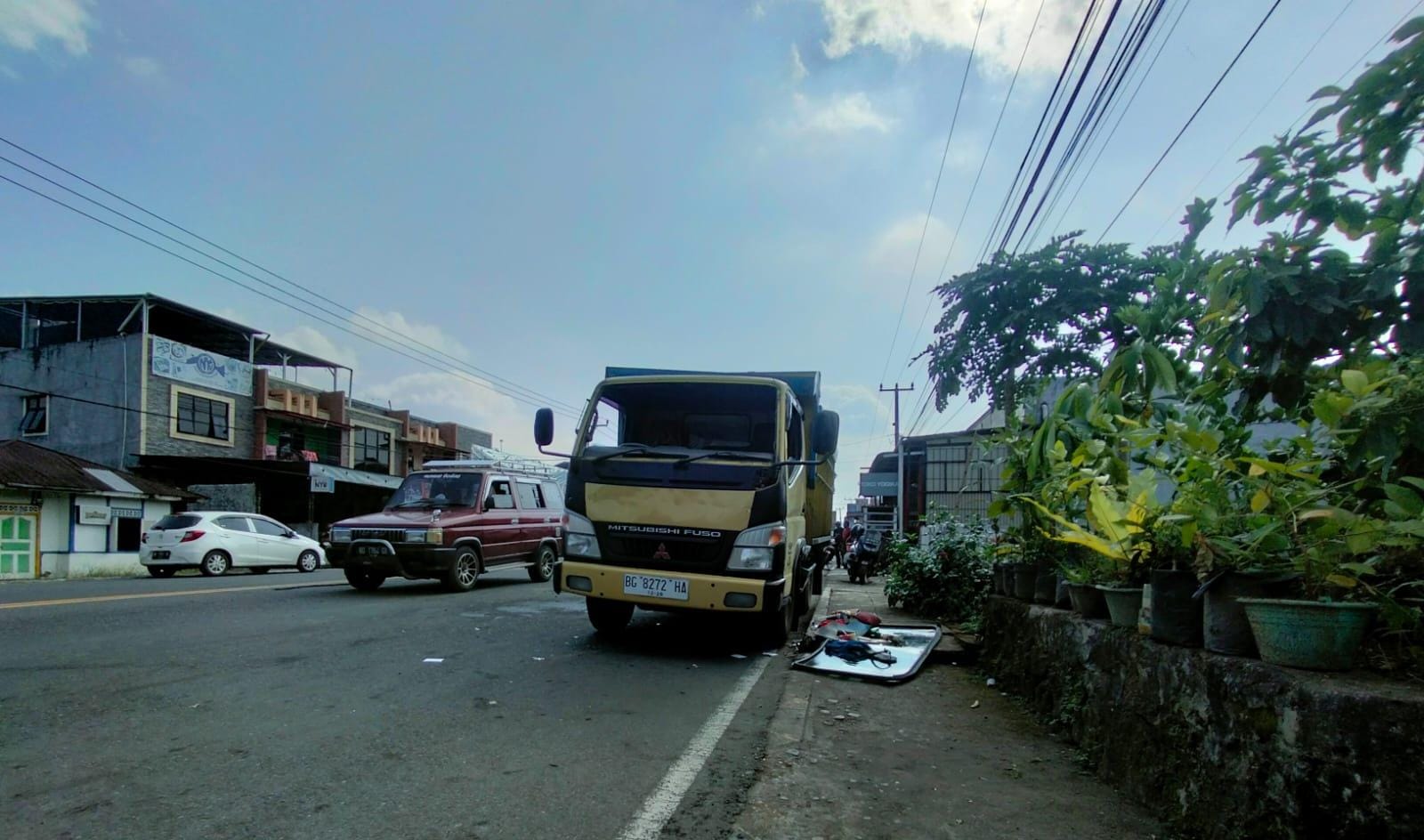 Mobil Penyebab Truk Bermuatan Kasur Terguling Dikemudikan Wanita, Warga Dusun Kepahiang Geram!