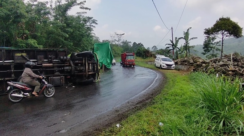 Gegara Rem Blong, Truk Bermuatan Biji Plastik Terguling