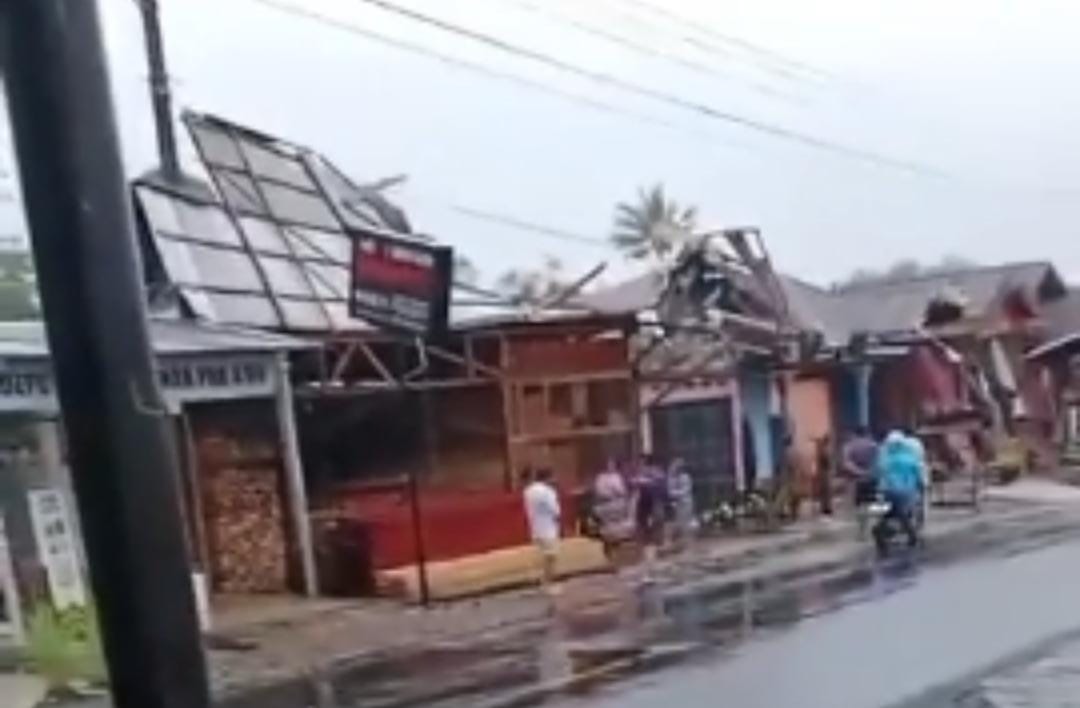 Cuaca Ekstrem, 3 Rumah Warga Ujan Mas Dihantam Angin Puting Beliung