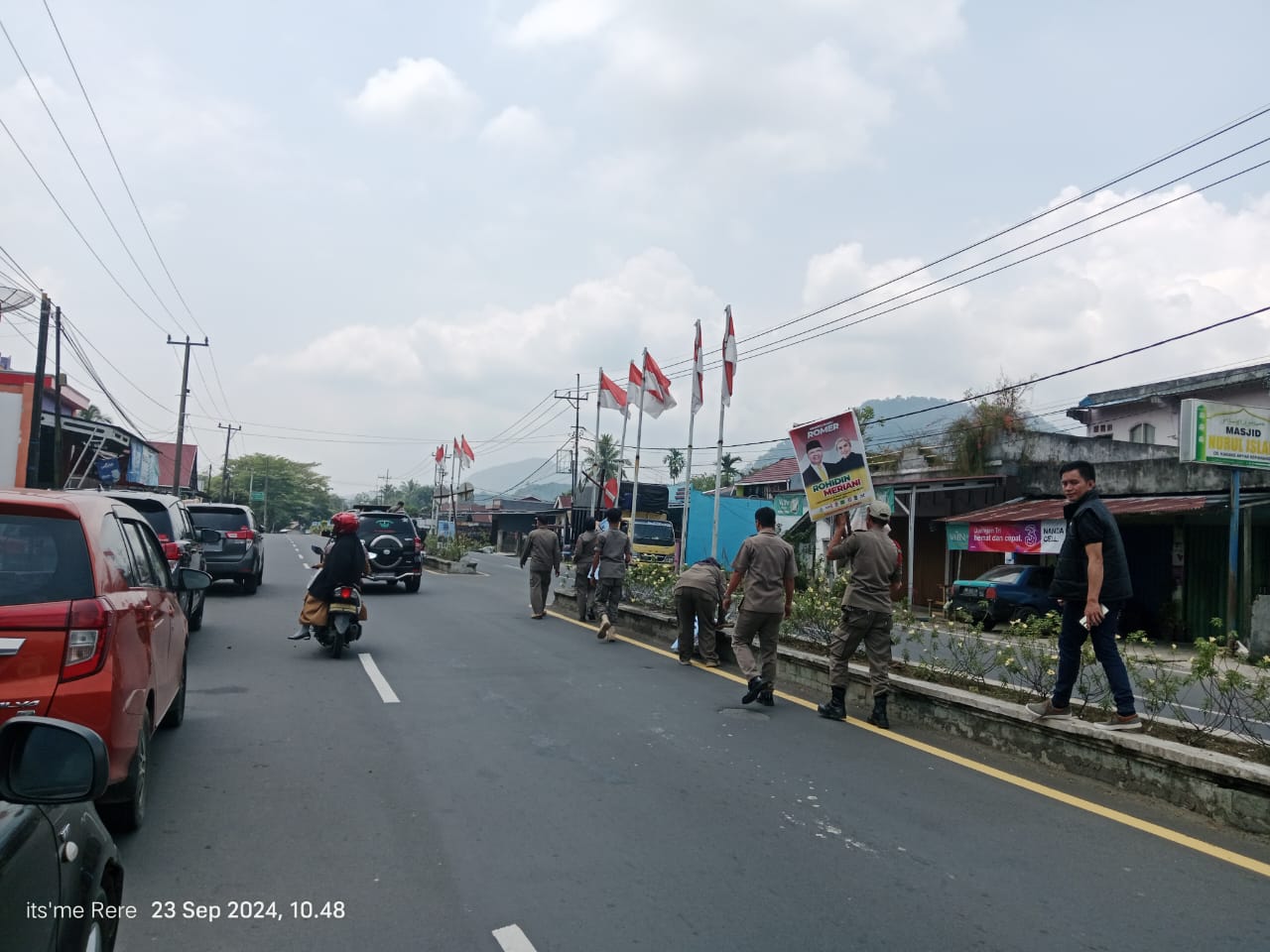 Panwascam Kepahiang dan Satpol PP Tertibkan Alat Peraga Kampanye