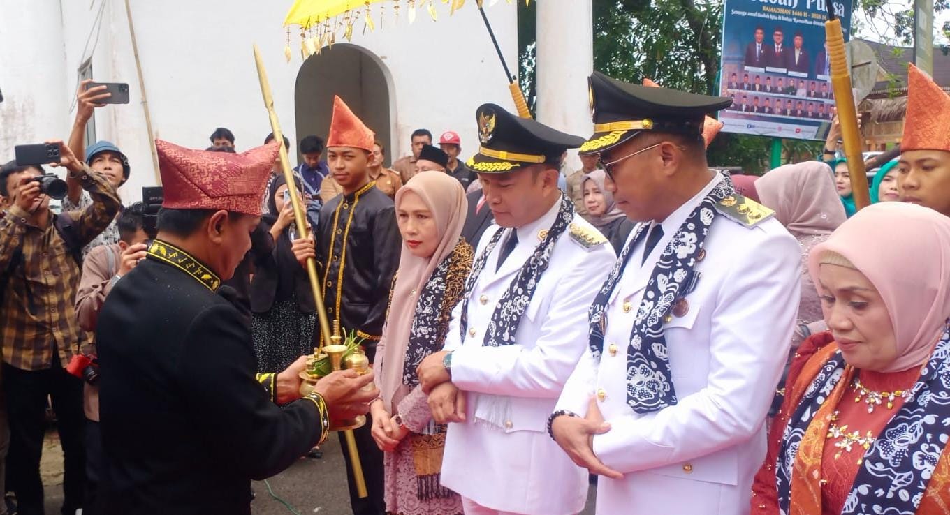 Tiba di 'Bumei Sehasen', Bupati dan Wabup Kepahiang Disambut Secara Adat