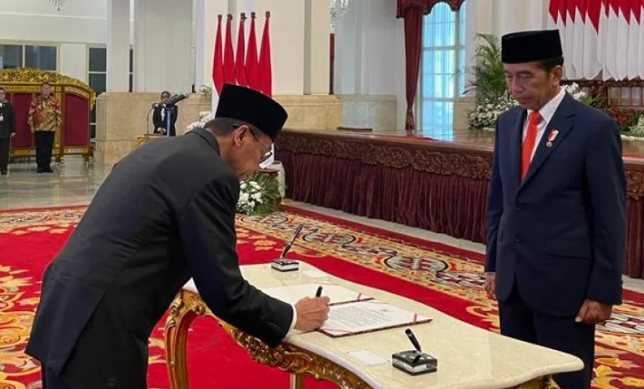 Presiden Jokowi Resmi Lantik Nawawi Pomolango Sebagai Ketua KPK Sementara Menggantikan Firli Bahuri