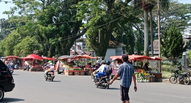 Mangkal di Tempat Terlarang, Dinas Perhubungan Ngaku Belum Ada Solusi Untuk Pedagang di Zona Hijau