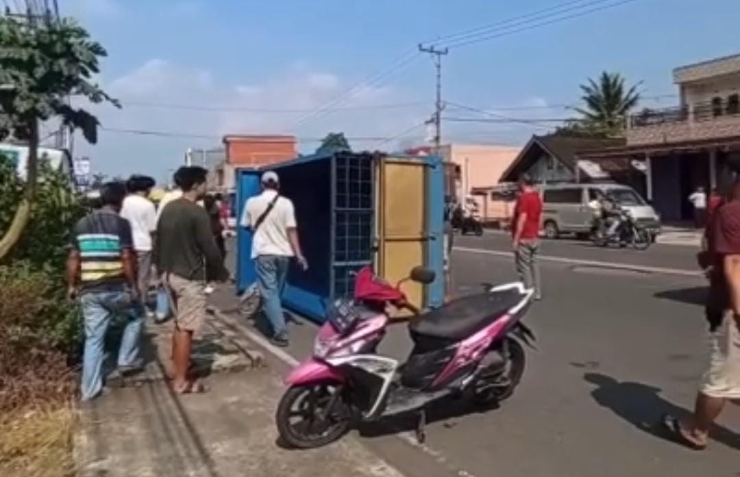 BREAKING NEWS: Menghindari Tabrakan Truk Bermuatan Kasur Terguling di Dusun Kepahiang