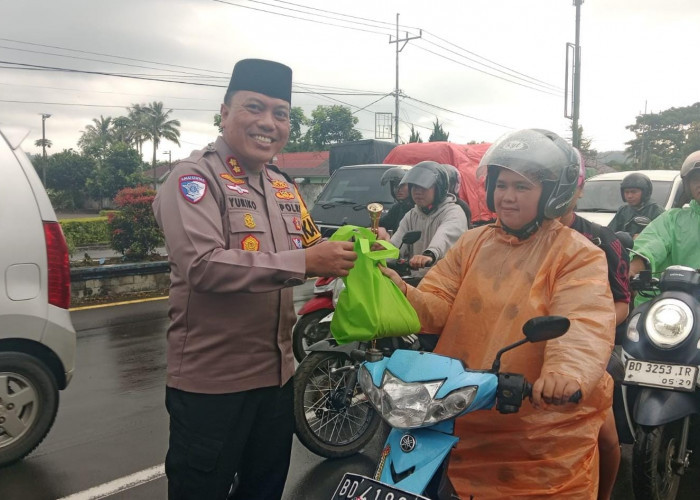 Gandeng Wartawan, Polres Kepahiang Bagikan Ratusan Paket Makanan dan Minuman Gratis