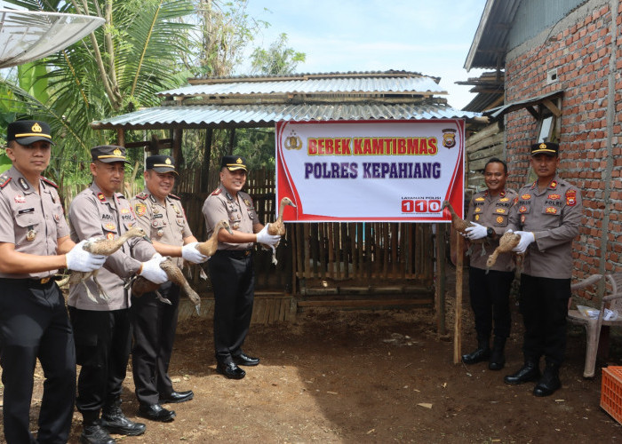Wujudkan Kamtibmas Kondusif, Polres Kepahiang Salurkan Bantuan 50 Ekor ‘Bebek Kamtibmas’ ke Warga Kampung Bogo