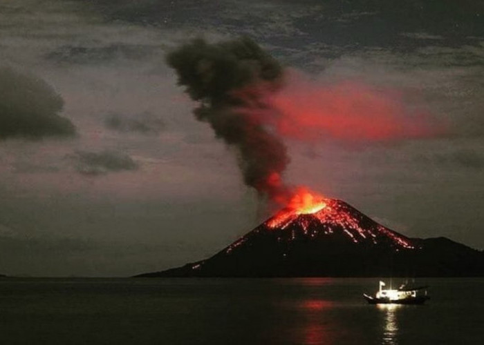 WASPADA! Gunung Anak Krakatau Alami Serangkaian Letusan