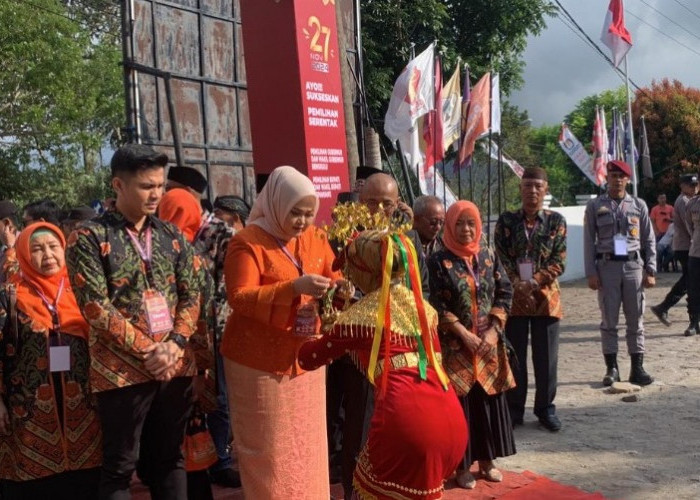 Diantarkan Ratusan Massa, RIANG Pasangan Calon Bupati dan Wakil Bupati Kepahiang Daftar ke KPU Kepahiang