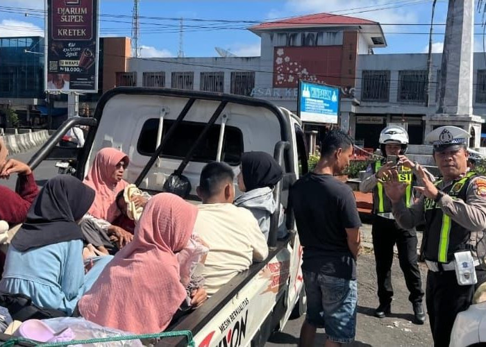 Dicegat Satlantas, Jalan-Jalan Lebaran Nekat Gunakan Bak Terbuka