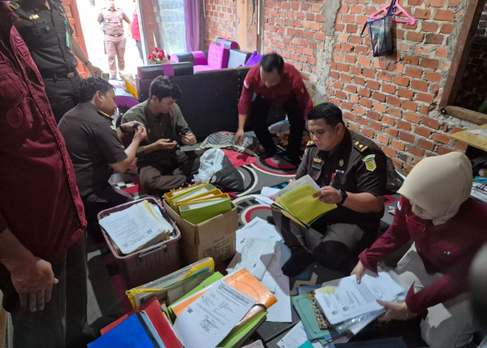 Usai Penggeledahan Jaksa, Kades Air Pesi Ngaku Siap Kooperatif dan Menghormati Proses Penyidikan Kejari 