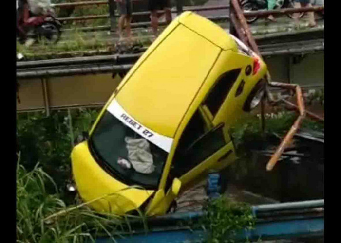 Heboh! Kecelakaan Tunggal Honda Brio Nyungsep di Jembatan Taba Mulan