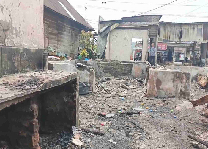 Kebakaran di Ujan Mas Hanguskan 2 Ruko dan 1 Rumah, Nurhayati: Cuma Baju di Badan, Mohon Bantuan Pemerintah