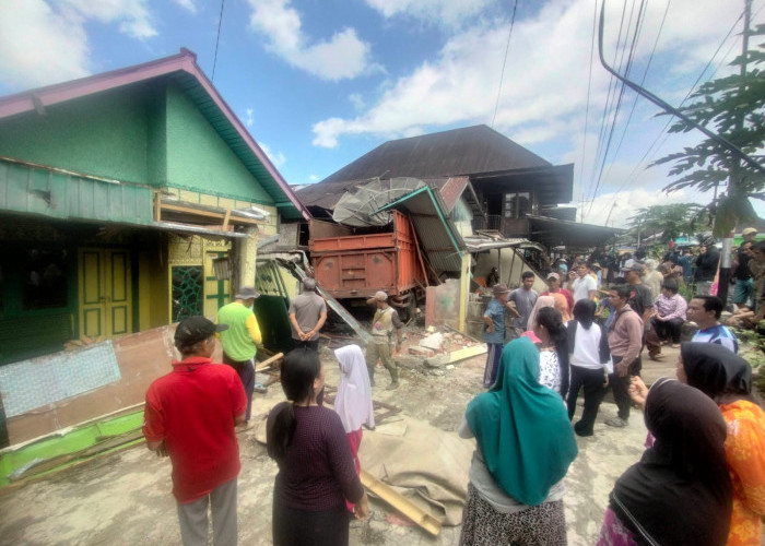 BREAKING NEWS: Truk Tanpa Muatan Hantam 3 Rumah Warga Pagar Gunung Kepahiang!