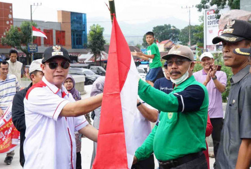 Wabup Turun Bagikan 5.000 Bendera Merah Putih