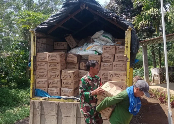 Pastikan Tepat Sasaran, Babinsa Kawal Distribusi Bantuan Pangan