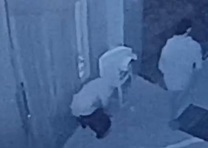 Parah! Dua Remaja Terekam CCTV Curi Kotak Amal Masjid Al-Hidayah Permu Bawah