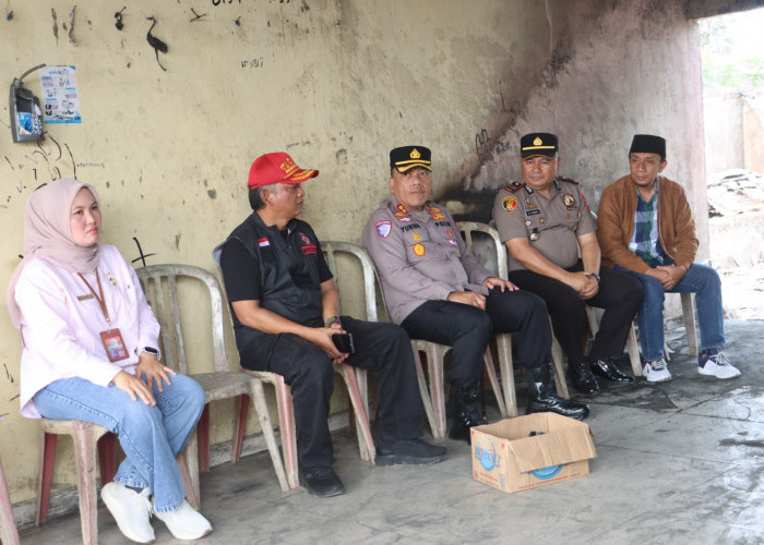 Wujud Kepedulian, Kapolres Kepahiang  Salurkan Bantuan Bagi Korban Kebakaran di Ujan Mas Atas
